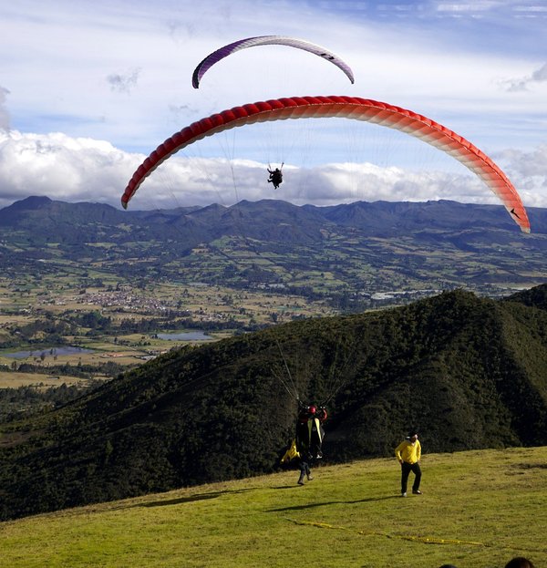 Découvrez le parapente à annecy : sensations et paysages à couper le souffle
