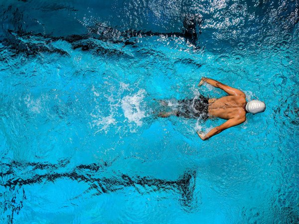 Comment l'entraînement en piscine à contre-courant peut-il profiter aux coureurs de demi-fond?