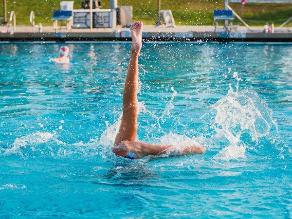 Quels drills de natation perfectionnent la technique de virage pour les nageurs spécialistes des épreuves de sprint?